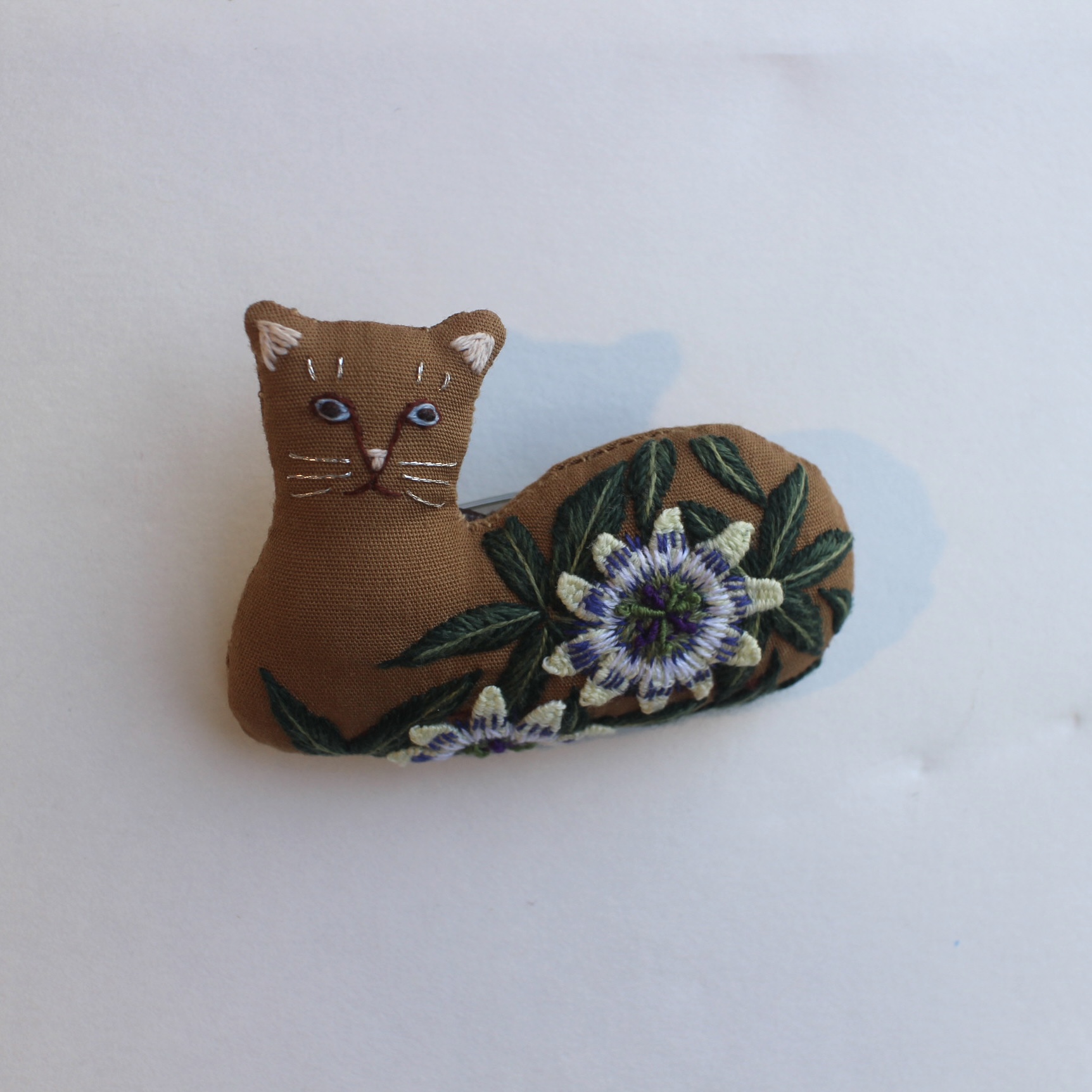 NatuRaLiSt./トケイソウ猫ブローチ(N6)