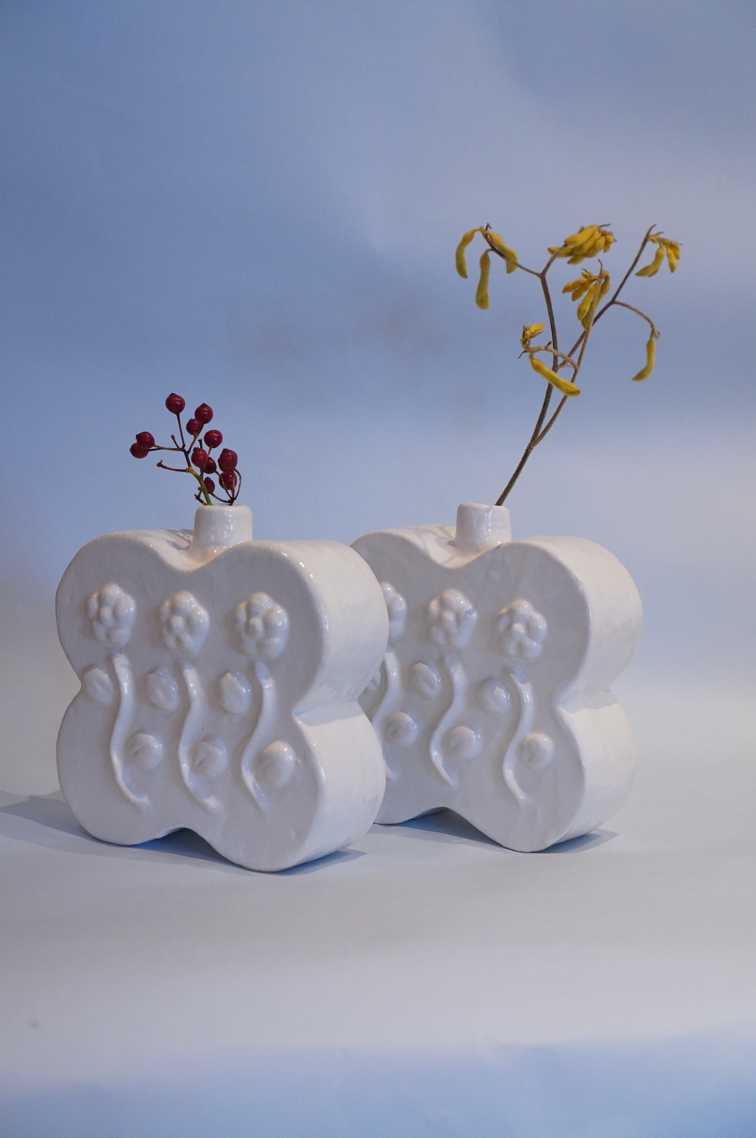 西田洋子-小花のレリーフ リズムの花器