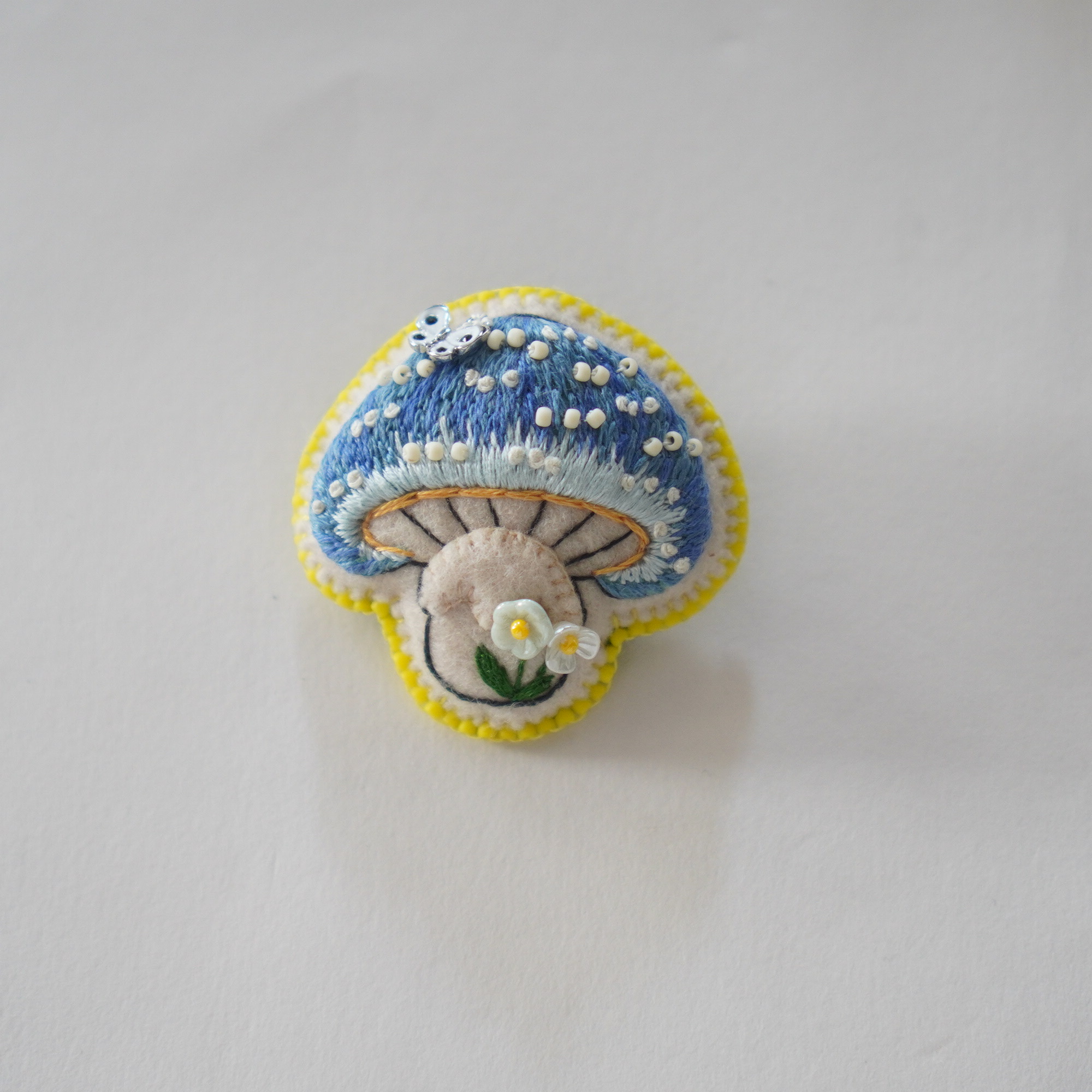 shokokawachismile - きのこの刺繍ﾌﾞﾛｰﾁ(紋白蝶)(5)